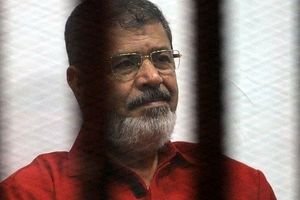 الجزیره: آیا دارو‌ی کشنده باعث مرگ محمد مرسی شد؟ / او بعد از آنکه گفت «اسراری را می‌دانم که نمی‌توانم آن‌ها را فاش کنم»، ناگهان به زمین افتاده و فوت کرد