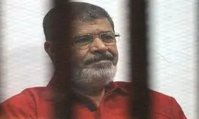 الجزیره: آیا دارو‌ی کشنده باعث مرگ محمد مرسی شد؟ / او بعد از آنکه گفت «اسراری را می‌دانم که نمی‌توانم آن‌ها را فاش کنم»، ناگهان به زمین افتاده و فوت کرد