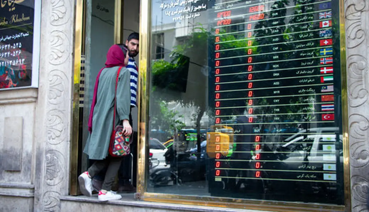 اتفاق عجیب بازار ارز/ دلار در بازار آزاد ارزان‌تر از صرافی‌های بانکی شد