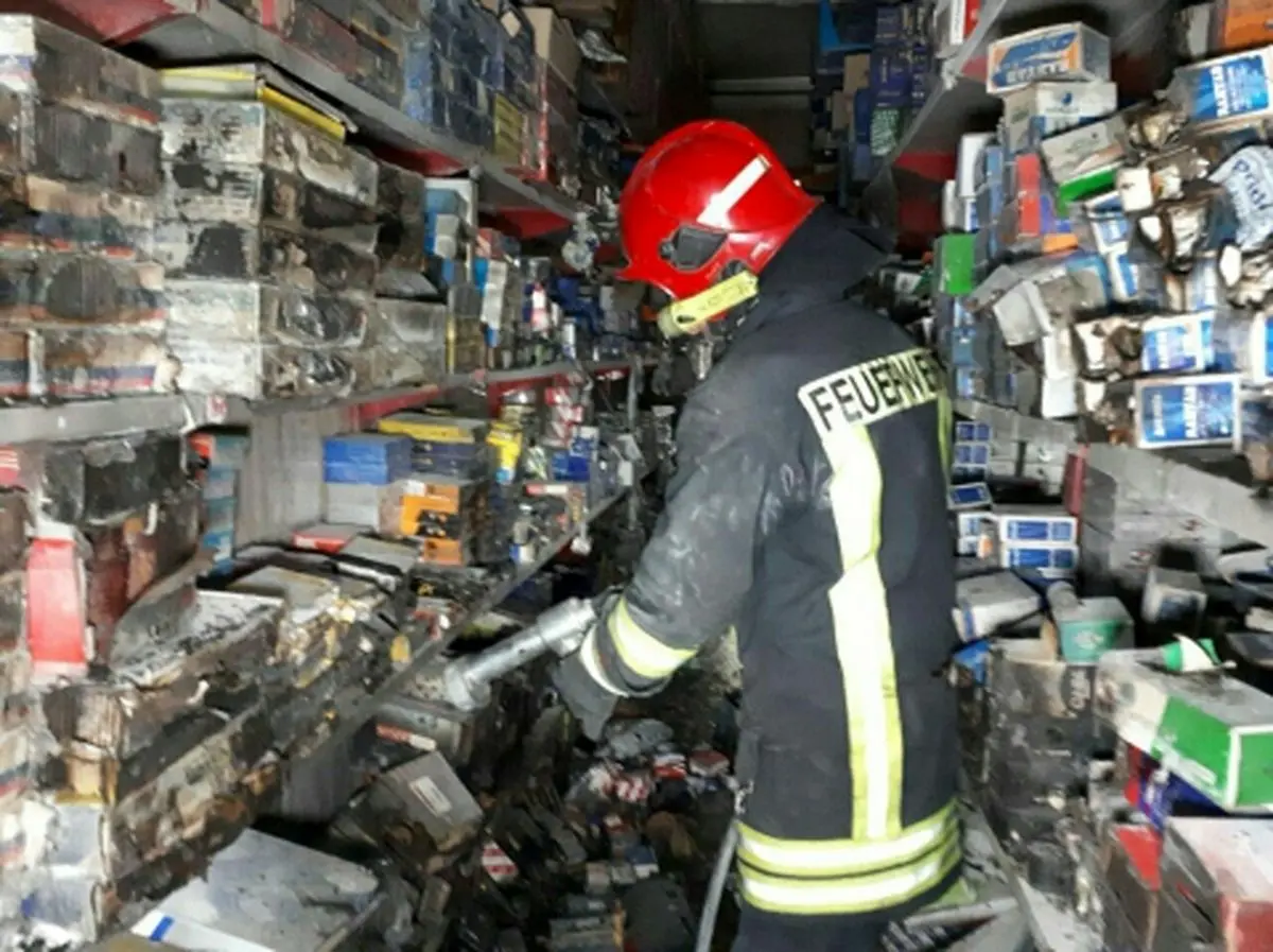 مهار آتش سوزی مغازه فروش لوازم یدکی در مشهد+عکس