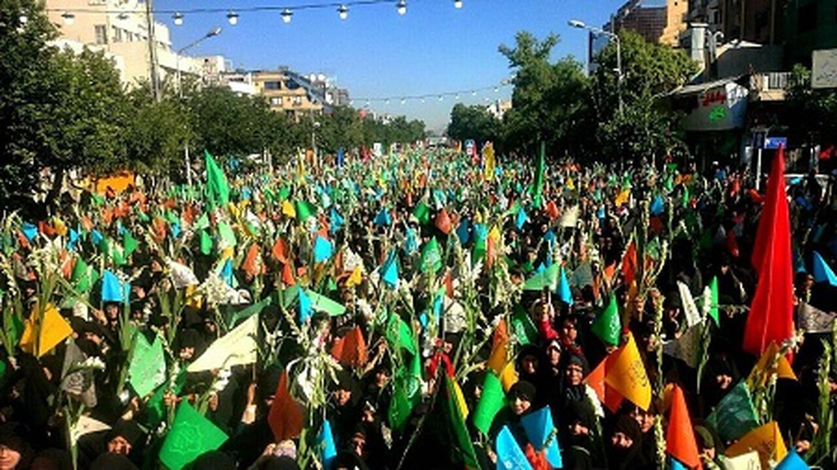 حضور گسترده زنان و بانوان مشهدی در مراسم گلباران حرم رضوی