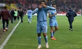 وکیل امیری: چند تیم لیگ برتری به وحید پیشنهاد داده‌اند