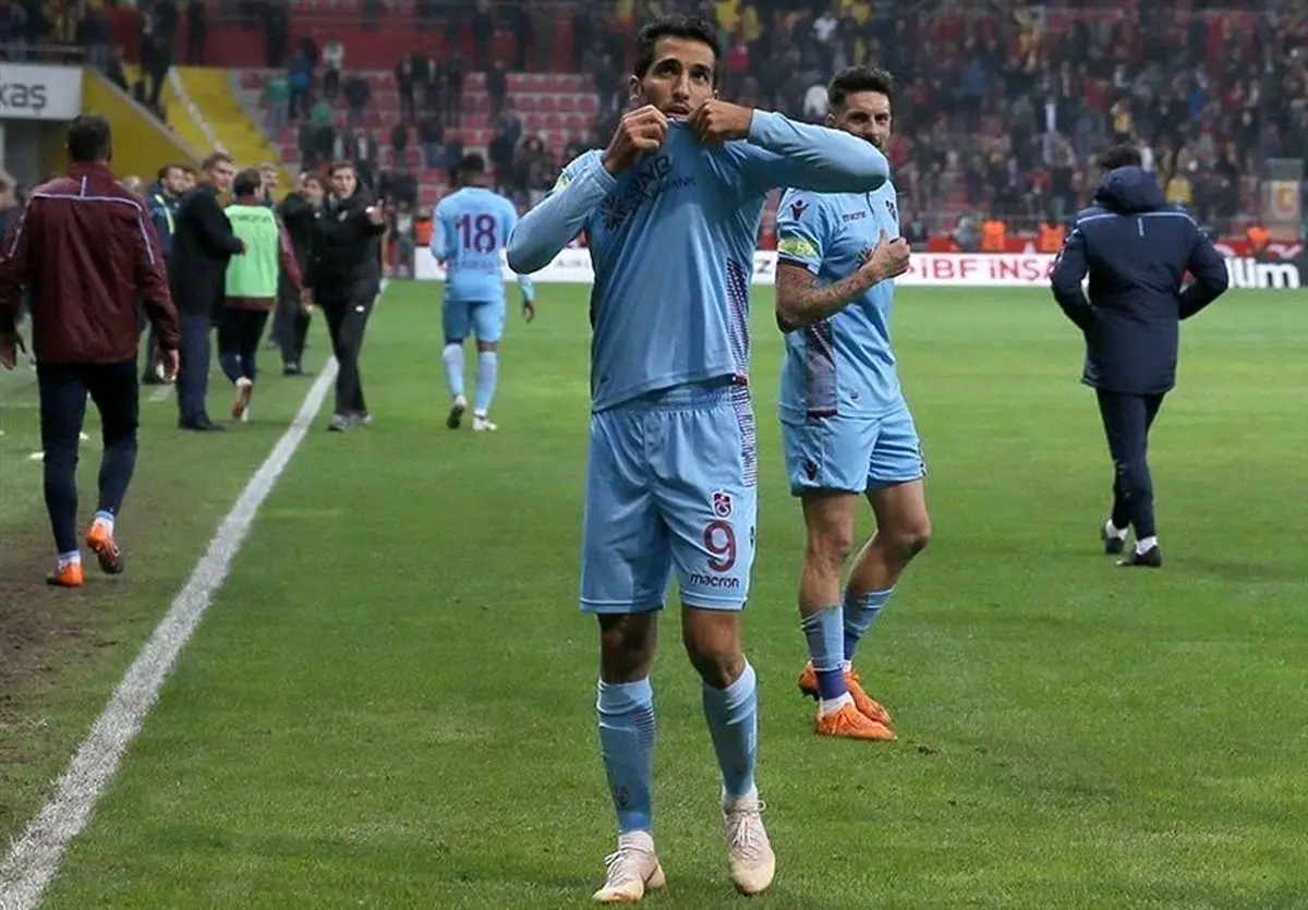 وکیل امیری: چند تیم لیگ برتری به وحید پیشنهاد داده‌اند