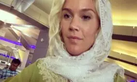 جاس استون، خواننده انگلیسی، پس از ورود به کیش دیپورت شد| فیلم