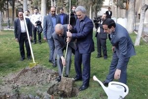 روز درختکاری در دانشگاه تهران با گرامیداشت آتش‌نشانان شهید برگزار شد