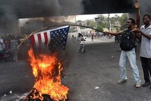ماجرای تصاویر خبرساز به آتش کشیده شدن پرچم آمریکا در مقابل کاخ سفید