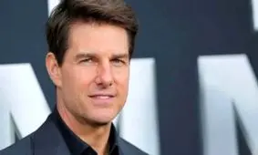 تام کروز 57 ساله شد/ تصاویرش را روی یک صندلی، نوک بلندترین نقطه‌ دوبی ببینید