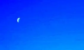 زمین، ماه و ستاره‌ها در یک عکس