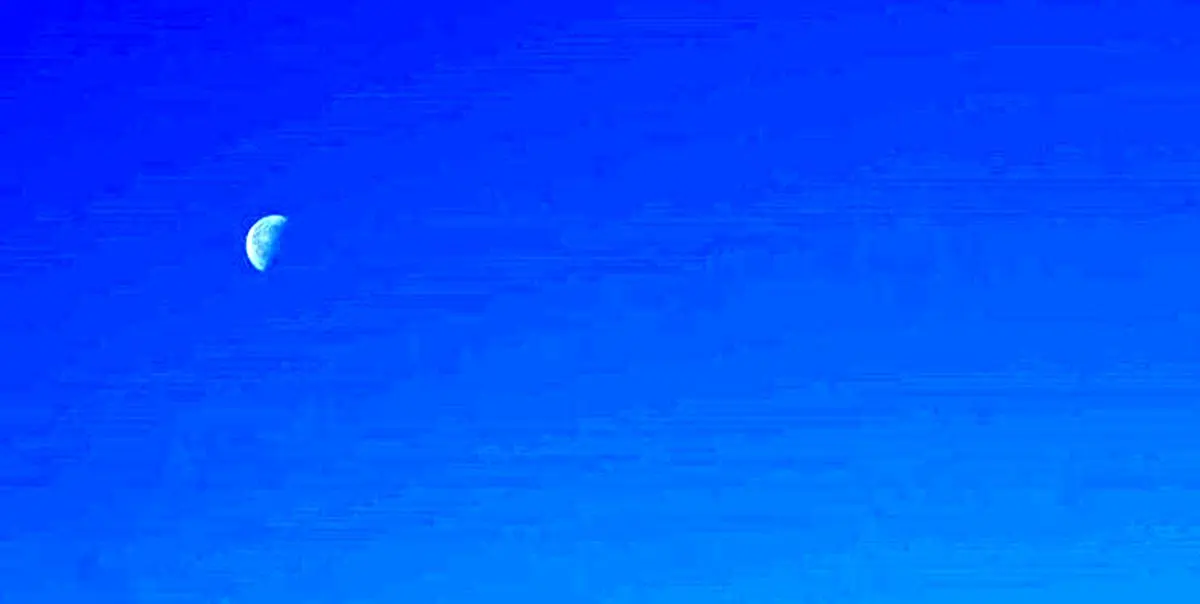 زمین، ماه و ستاره‌ها در یک عکس