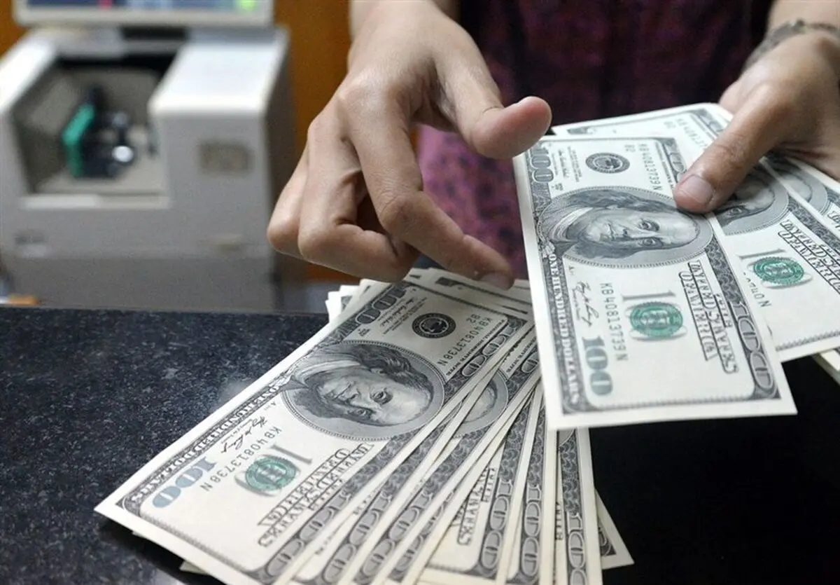 قیمت خرید دلار در بانک‌ها امروز ۹۸/۰۴/۱۵| دلار زیاد و یورو کم شد