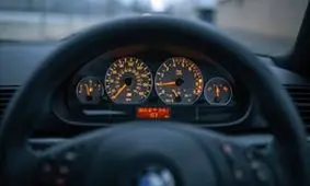 چرا نور پشت آمپرهای ب‌ام‌و همیشه قرمز است؟