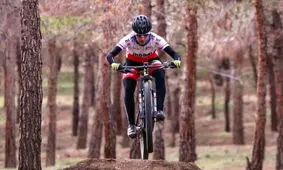 پرتو آذر قهرمان دوچرخه‌سواری کوهستان ایران شد