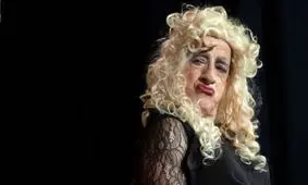 خمسه مدت زیادی است که نمایش «بگو مگو» را در شهر‌های مختلف آمریکا روی صحنه می‌برد