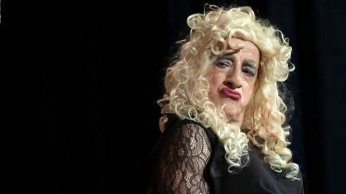 خمسه مدت زیادی است که نمایش «بگو مگو» را در شهر‌های مختلف آمریکا روی صحنه می‌برد