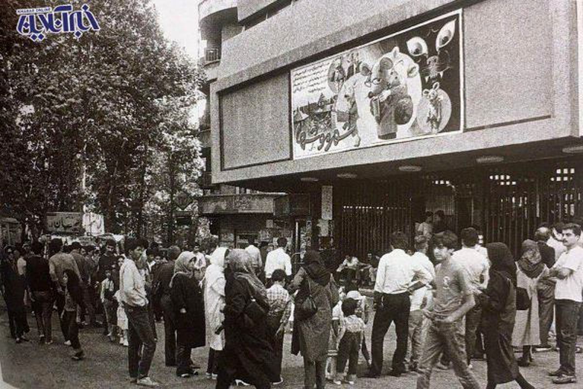 ازدحام مردم برای خرید بلیت فیلم «شهر موشها» ۳۴ سال پیش