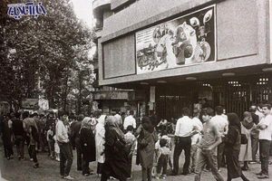 ازدحام مردم برای خرید بلیت فیلم «شهر موش‌ها» ۳۴ سال پیش
