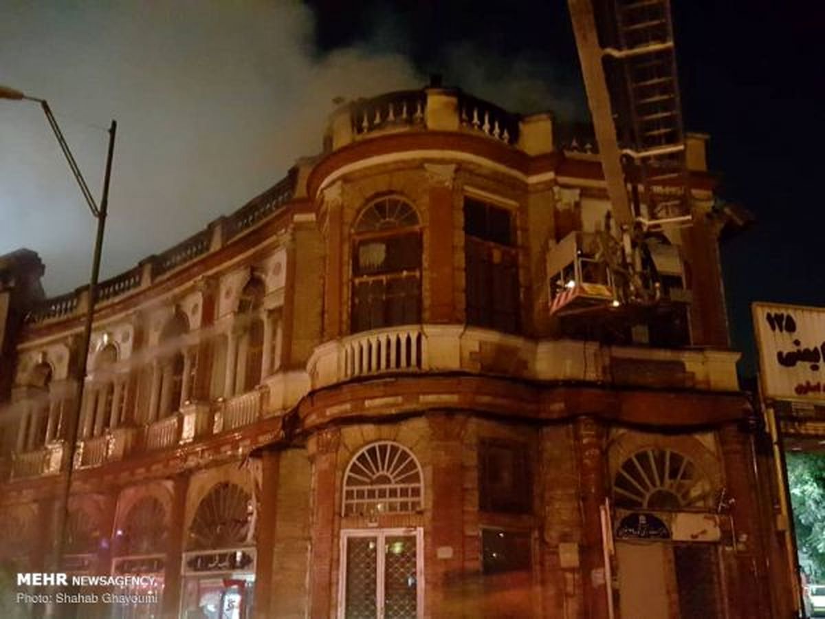 آتش‌سوزی انباری در میدان حسن‌آباد+ عکس