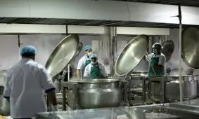 طبخ روزانه ۲۰ هزار پرس غذا برای زائران مدینه قبل