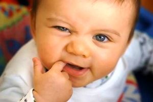 علت سیاه شدن دندان نوزاد، مشکل چیست؟
