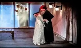 به آغوش کشیدن مینا ساداتی ازسوی بابک حمیدیان در یک نمایش / تماشاچیان به درخواست‌های مکرر آتیلا پسیانی بی‌توجه بودند