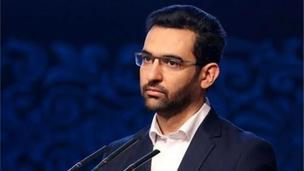 فیلم/ وقتی وزیر جوان در پخش زنده، برای مرتب کردن موهای خود، دست به شانه می‌شود!