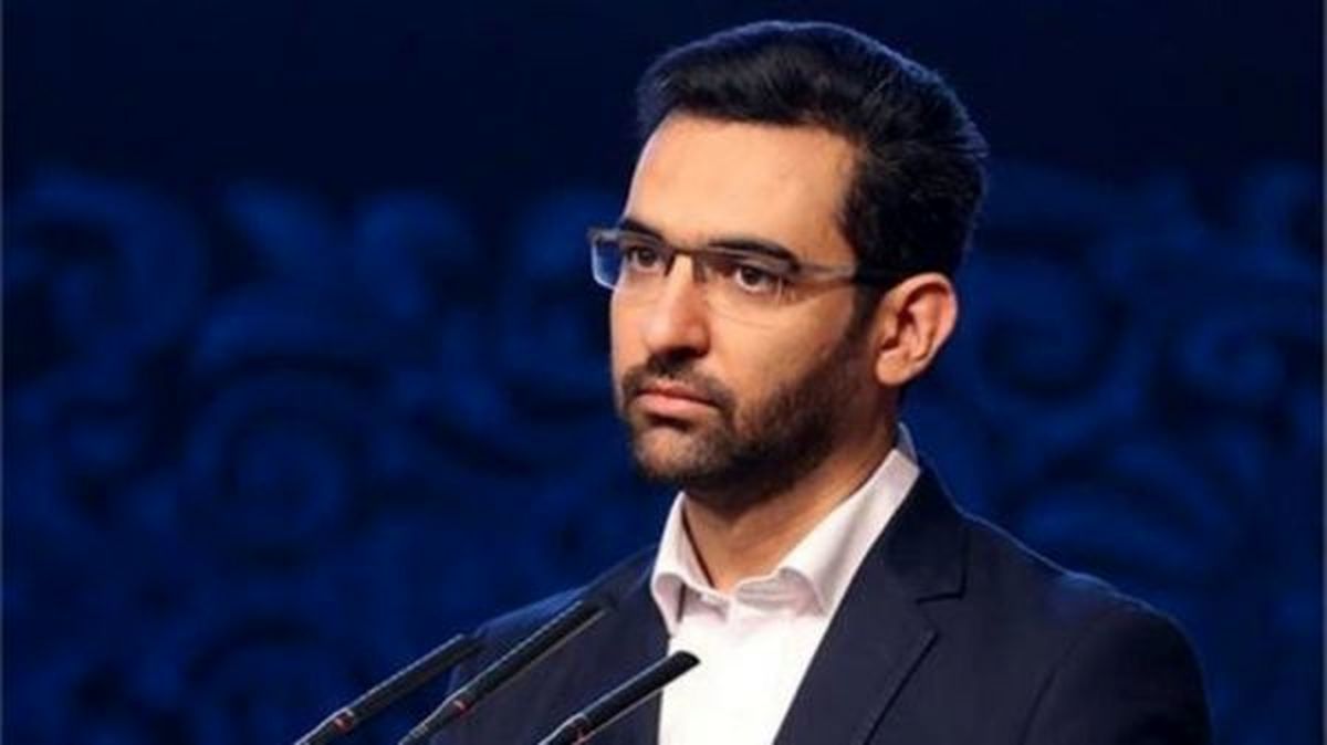 فیلم/ وقتی وزیر جوان در پخش زنده، برای مرتب کردن موهای خود، دست به شانه میشود!