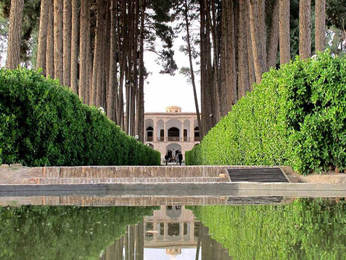 لذت آفتاب کویر در خنکای باغ و عمارت شوکتالملک+عکس