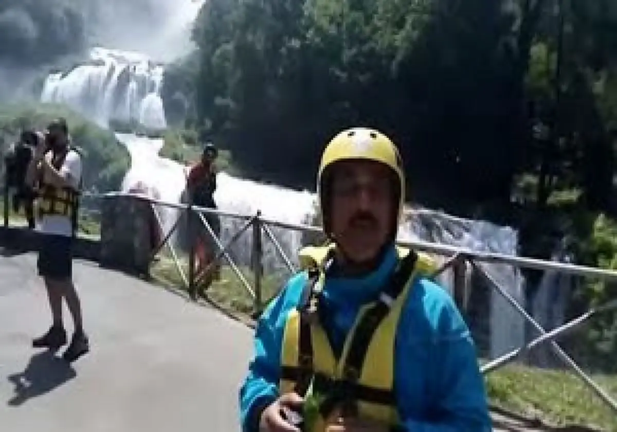 حمید معصومی‌نژاد در مسابقه قایقرانی آب‌های خروشان، زیر بلندترین آبشار اروپا + فیلم