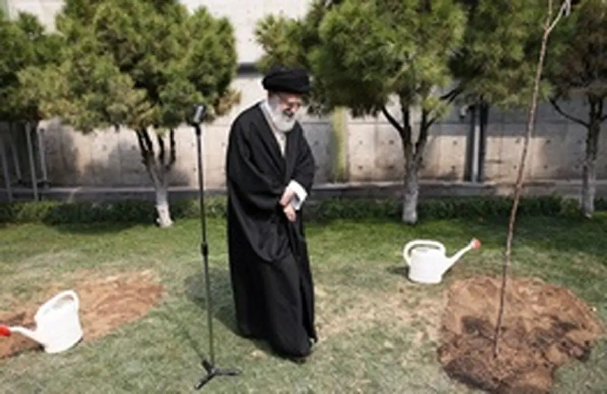 خاطره رهبر انقلاب از نامه‌ای که موجب شد ایشان نهال میوه بکارند