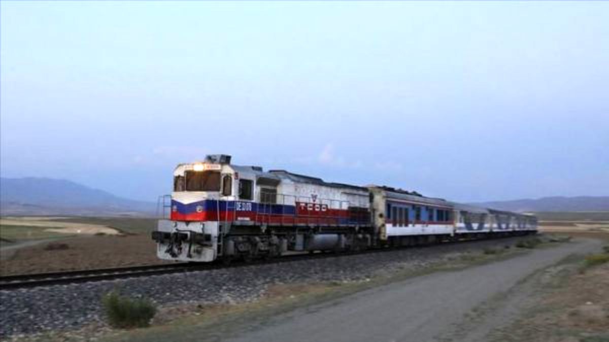 نخستین مسافران قطار تهران-آنکارا وارد وان شدند