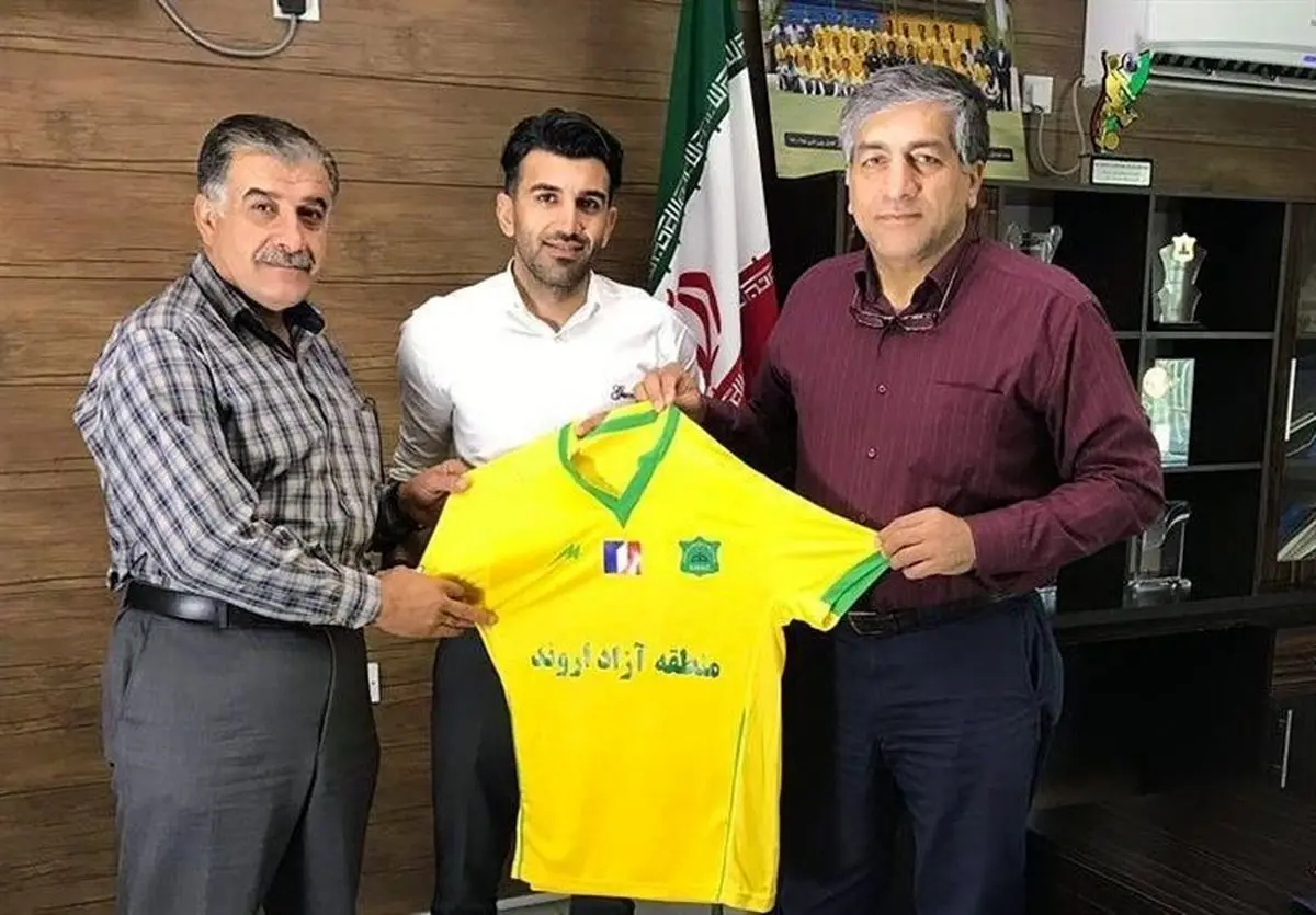 مهدی مومنی به صنعت نفت آبادان پیوست