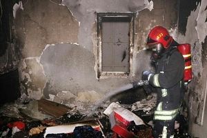 مهار آتش سوزی گسترده در یک ساختمان مسکونی 5 طبقه در مشهد/ نجات 4 شهروند گرفتار در دود و آتش+ تصاویر
