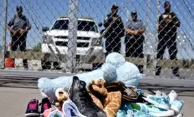 رفتار خشن پلیس آمریکا با کودکان در بازداشتگاه‎های مرزی/از خواباندن کودکان بر روی سطح سیمانی تا تعرض به آنها در زمان بازرسی