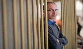 توزیع «پول» در کتاب‌فروشی‌ها