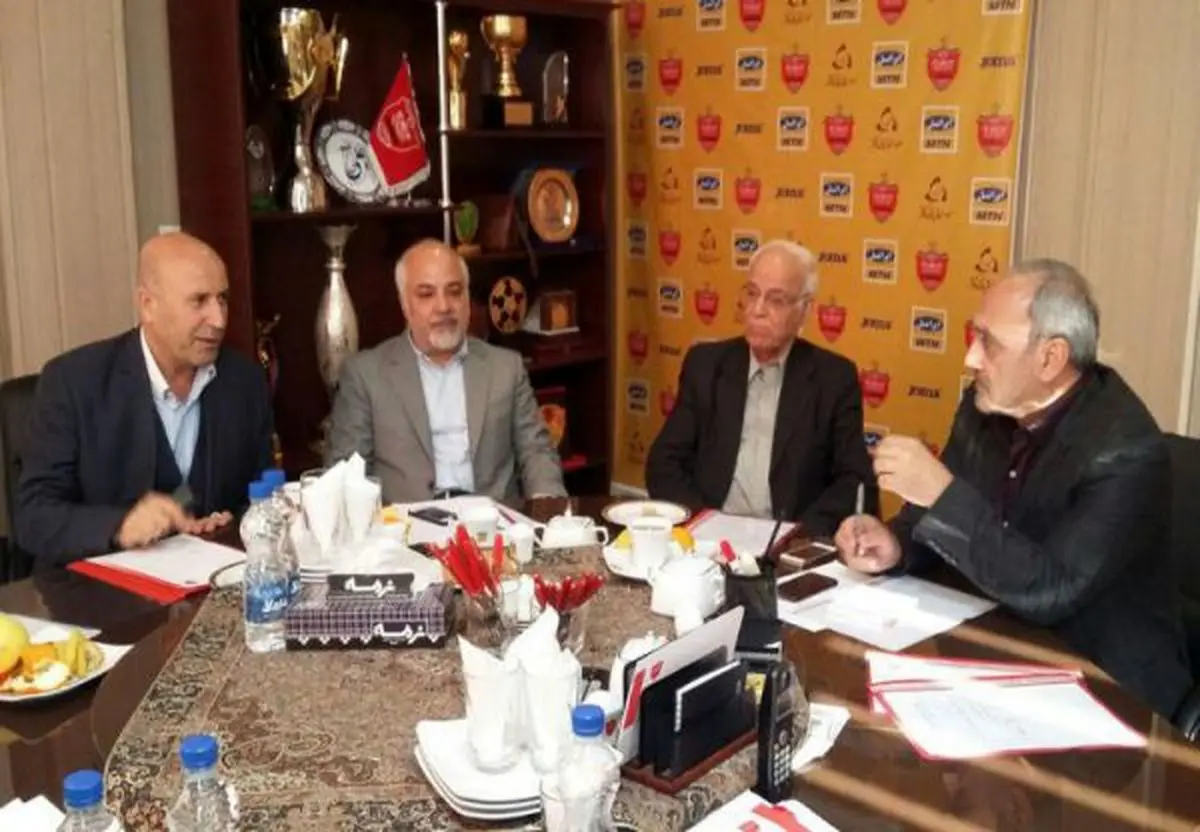 مهندس یک موز بنداز این طرف!