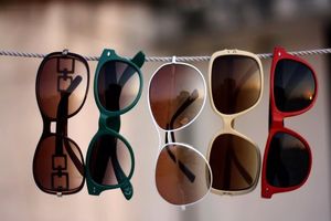 ۶ مشخصه عینک آفتابی استاندارد/کدام رنگ برای چشم ها بهتر است