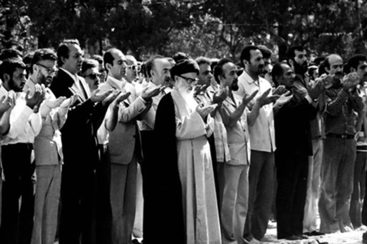 خطبه آیت‌الله طالقانی در اولین نماز جمعه تهران: اگر اخلالگران خاموش ننشینند من پیرمرد هم مسلسل به دست گرفته و با امام خمینی پشت تانک می‌نشینم