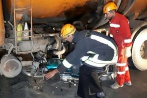 نجات معجزه‌آسای موتورسوار از زیر چرخ کامیون