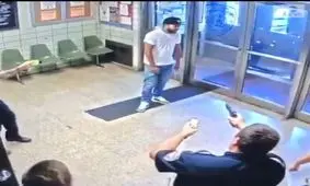 ببینید| فردی چاقو به دست وارد اداره پلیس نیویورک شد