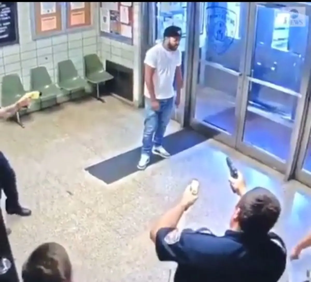 ببینید| فردی چاقو به دست وارد اداره پلیس نیویورک شد