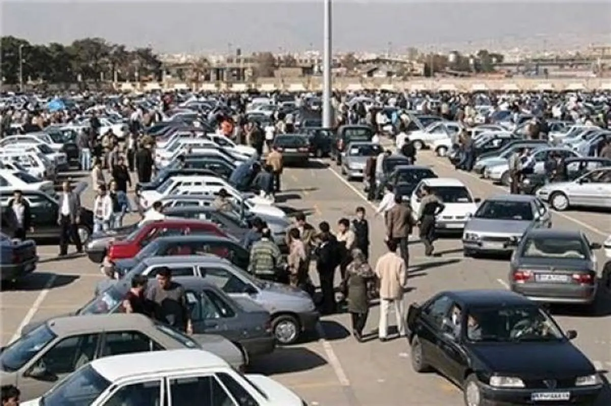 فعالان بازار خودرو می‌گویند کاهش قدرت خرید مردم باعث شده است که خودروی پرحاشیه روی زمین نماند