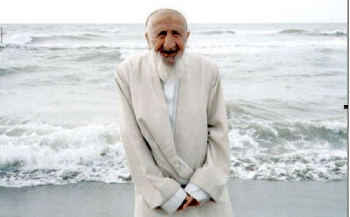 ادیبی که ۳۰ سال زندان کشید/ من به زهد مشهورم اما کسی را بیرغبتتر از آیتالله خامنهای به مال دنیا نمیشناسم