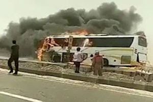 لحظه وحشتناک آتش‌سوزی اتوبوس مسافربری در فهرج + فیلم