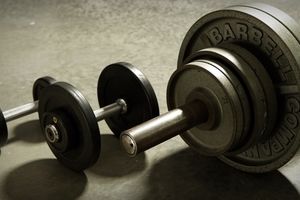 چگونه در بدنسازی وزنه‌ها را افزایش دهیم؟ +ورزش‌های مناسب افزایش حجم عضلات