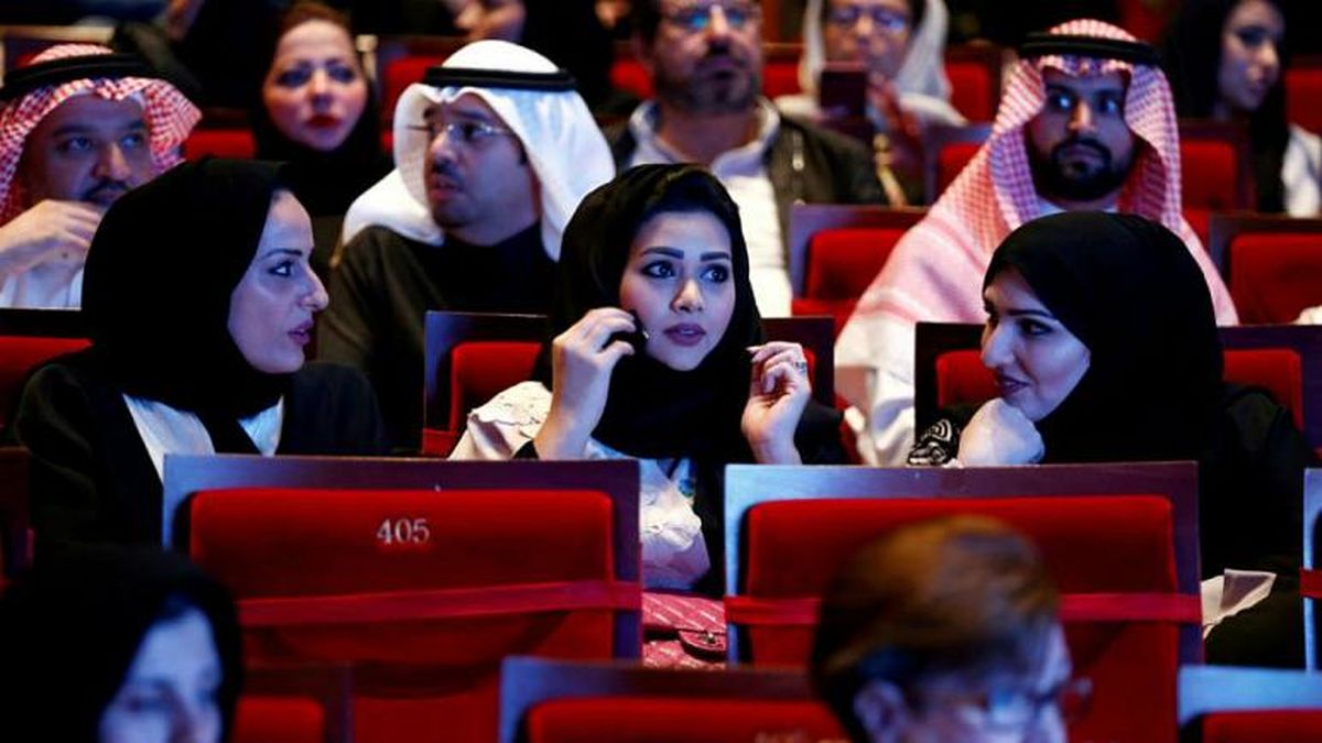 زنان عربستان بدون اجازه مردان میتوانند به خارج سفر کنند