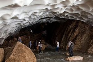یک کشته در حادثه ریزش غار یخی چما / ابهام در سرنوشت بقیه گردشگران
