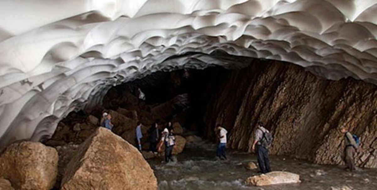 یک کشته در حادثه ریزش غار یخی چما / ابهام در سرنوشت بقیه گردشگران