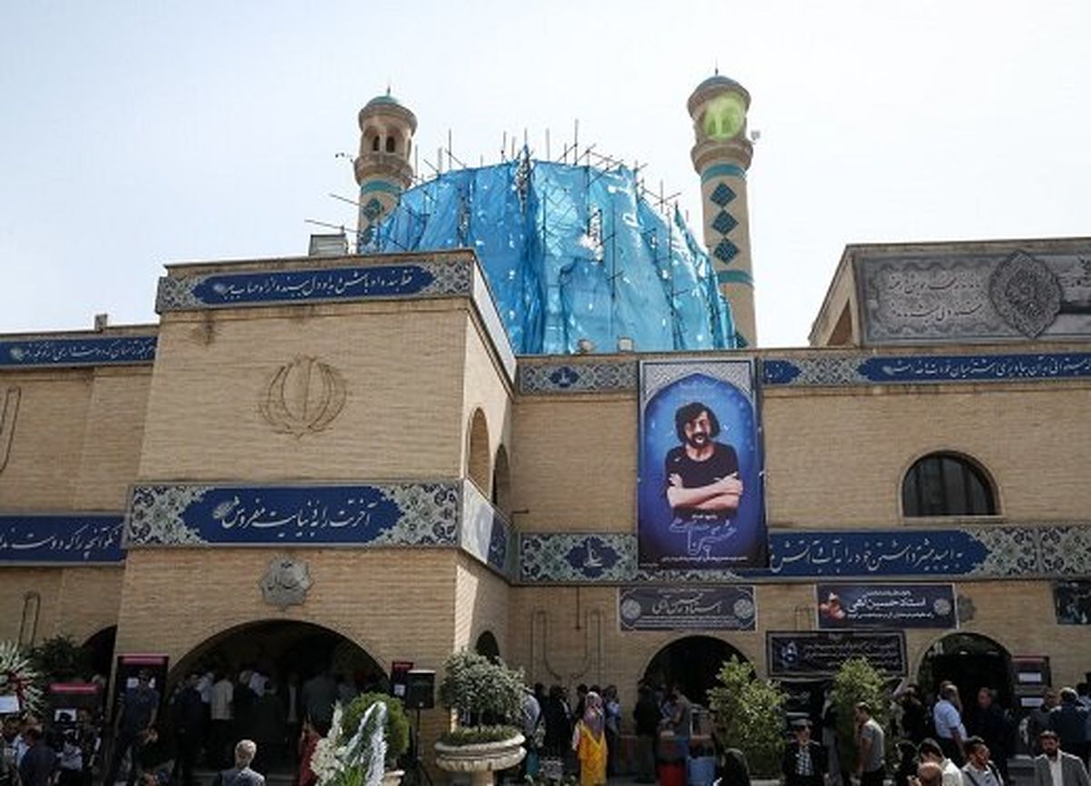 تصاویر حضور محمد صالحعلاء، فرزاد حسنی و منوچهر آذری در مراسم ترحیم حسین آهی