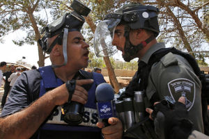 درگیری خبرنگار ایرانی با سرباز اسرائیلی+ عکس