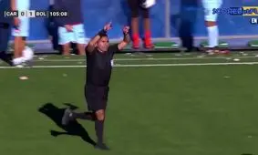 حرکت عجیب یک داور در اعلام پنالتی